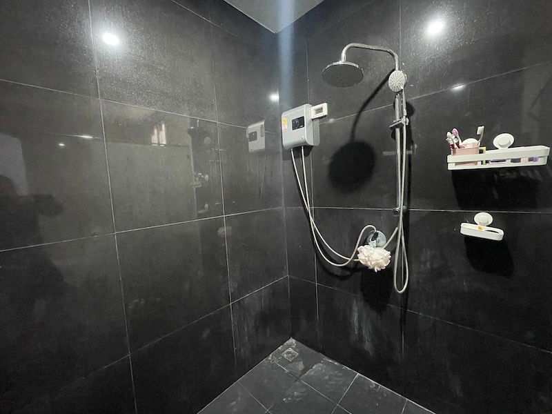 รูป ขายด่วน บ้านเดี่ยว 3 ชั้น ตกแต่งสไตล์โมเดิร์นกว่า 5 ล้านบาท ทำเลทอง อยู่ตรงข้ามห้างเซ็นทรัล ชลบุรี - รูปที่ 15/17