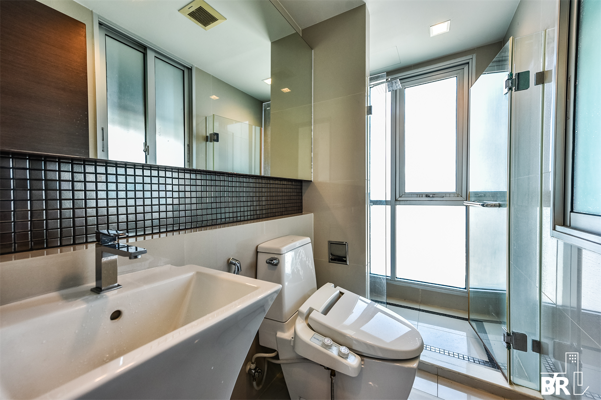 picture Luxuriously Elevated Unit RHYTHM Sathorn near BTS Saphan Taksin - 1/10