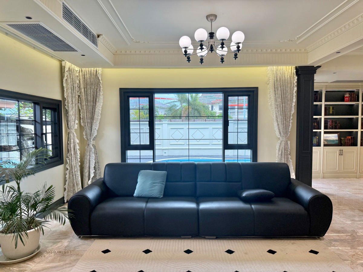 picture For Sale One of a kind Pool Villa Pattaya - 3/36