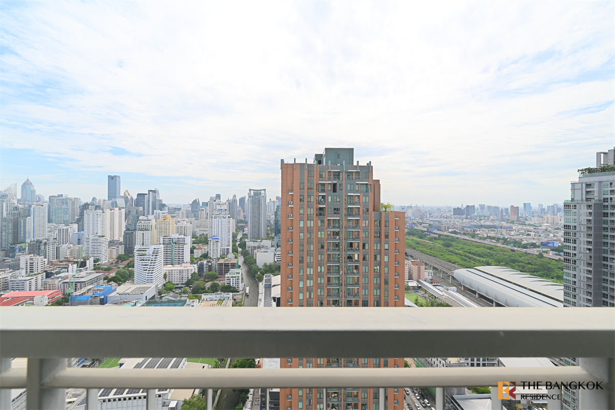 picture Q Asoke Luxuriously Elevated Unit near MRT Phetchaburi Station - 1/10