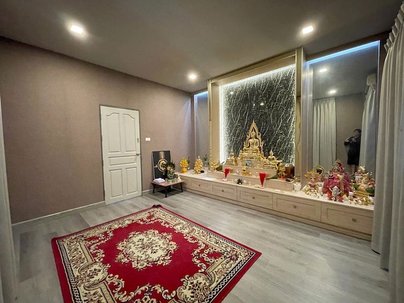 รูป ขายด่วน บ้านเดี่ยว 3 ชั้น ตกแต่งสไตล์โมเดิร์นกว่า 5 ล้านบาท ทำเลทอง อยู่ตรงข้ามห้างเซ็นทรัล ชลบุรี - รูปที่ 10/17