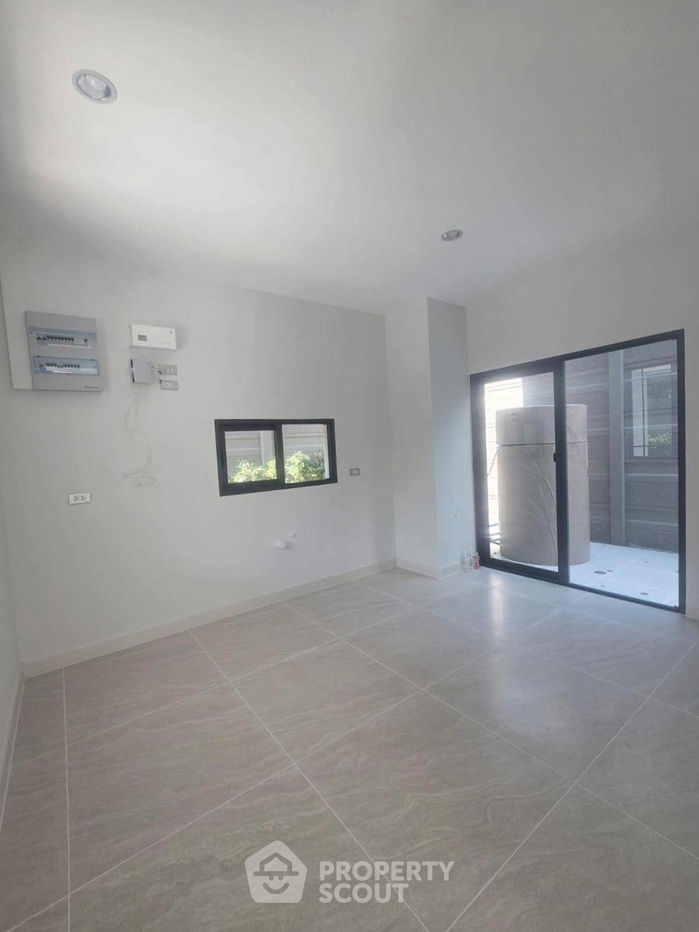 picture 2-BR Townhouse in Suan Luang (ID 2022117) - 4/12