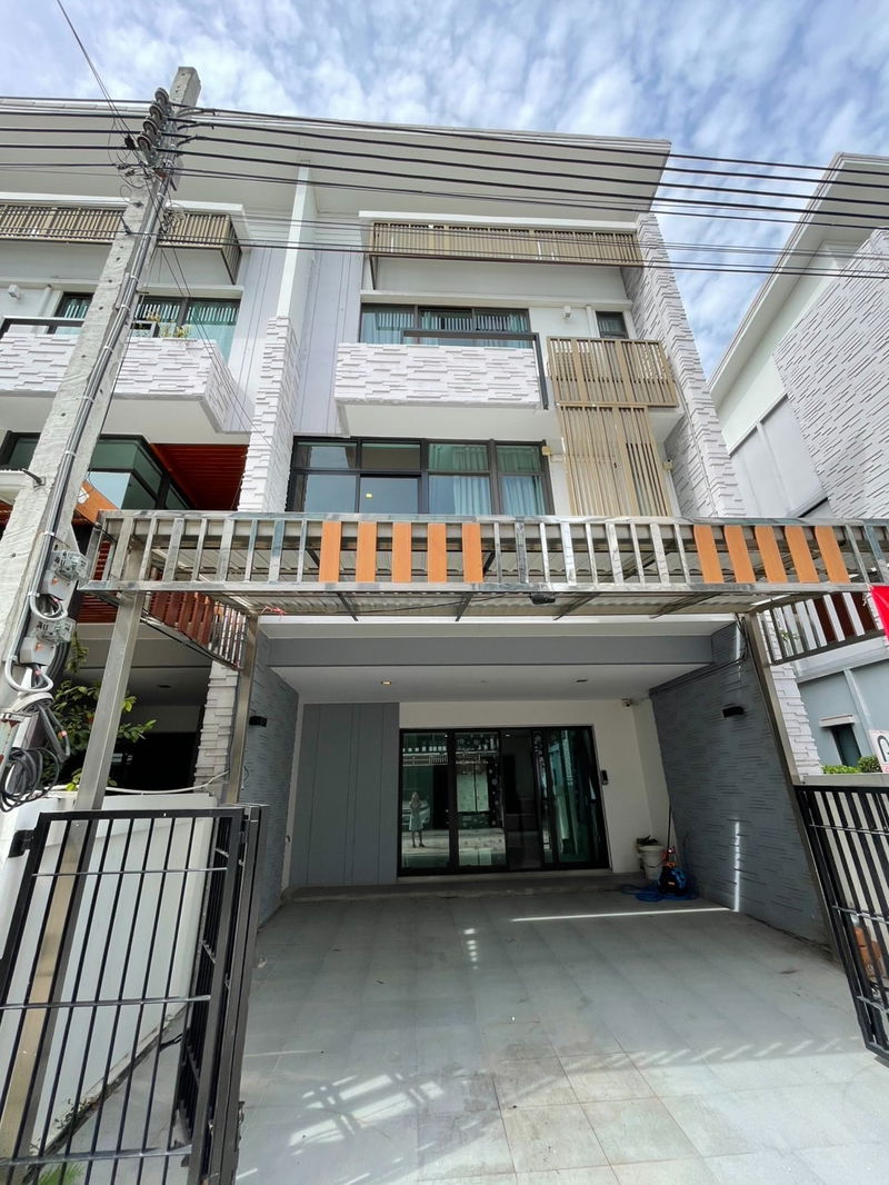 Townhouses for rent : For Rent Plex Bangna MRT Sri Eiam (2.7 km./ 5 minutes) Negotiable Line ID: @condobkk (with @) Code  H33307