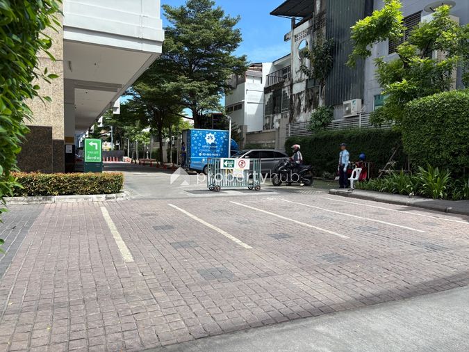 Ivy Thonglor