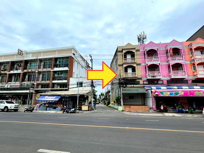 Shophouses for sale Muang Phetchaburi Petchburi : For sale, 3.5-storey commercial building on the road, area 15 sq.w, with roof terrace, very good location,  newly renovated, ready to move in 
