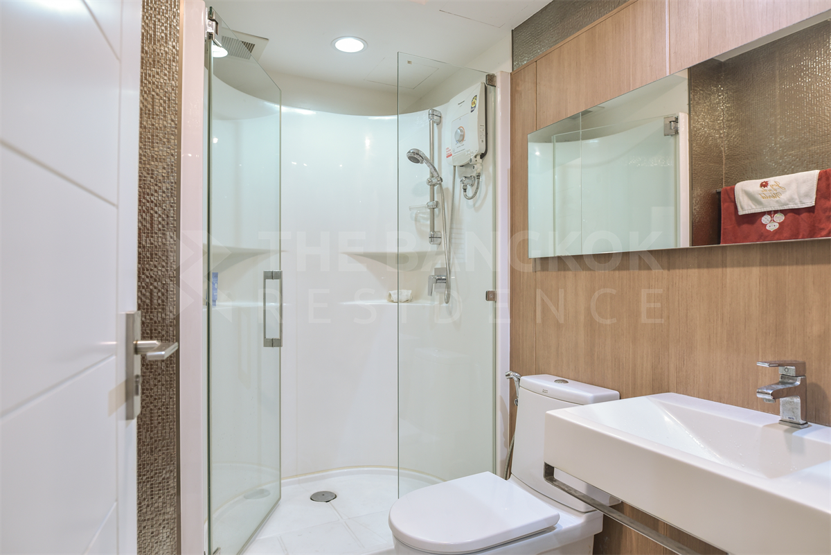 picture The Bangkok Sathorn-Taksin near BTS Krung Thonburi Luxury Unit, Ready for You Without the Wait - 1/10