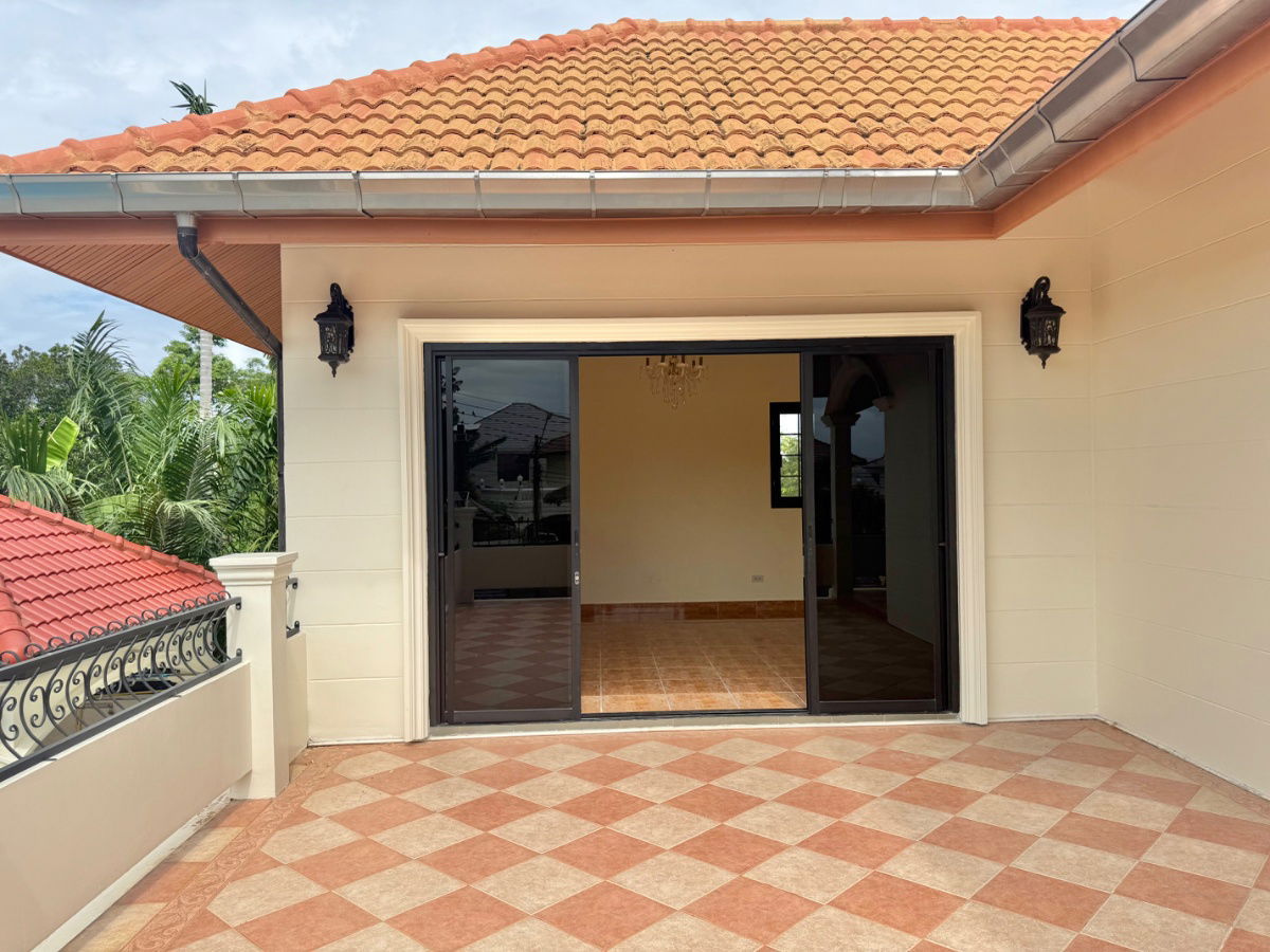 picture For Sale One of a kind Pool Villa Pattaya - 30/36