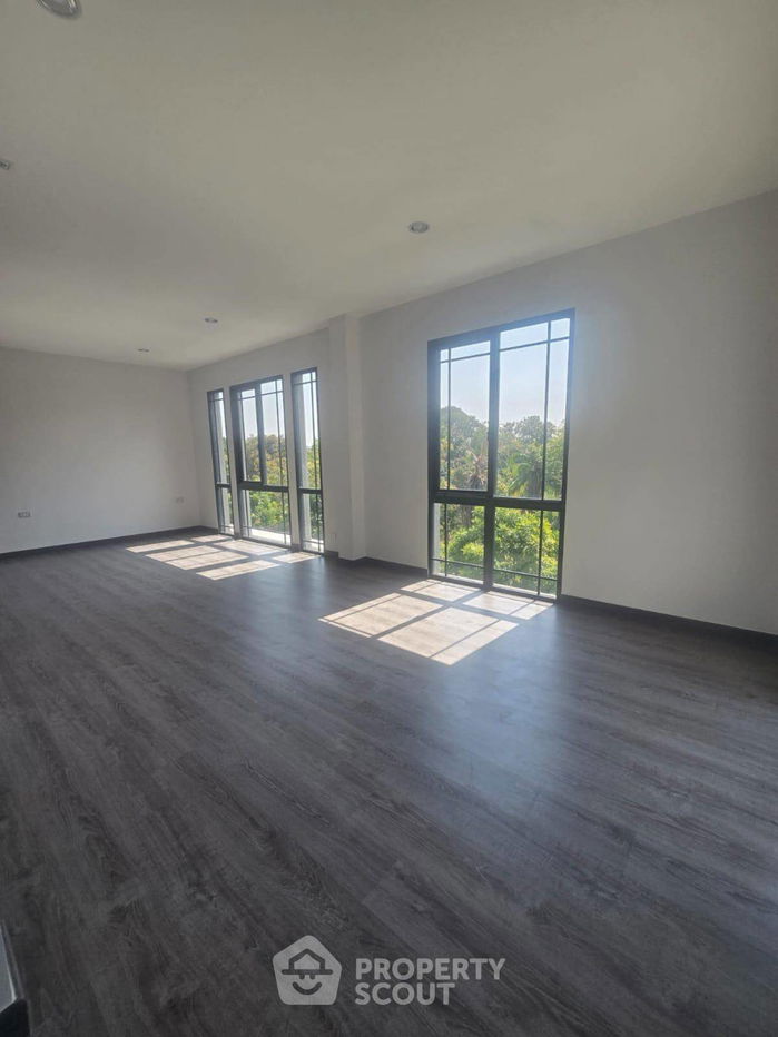 picture 2-BR Townhouse in Suan Luang (ID 2022117) - 5/12