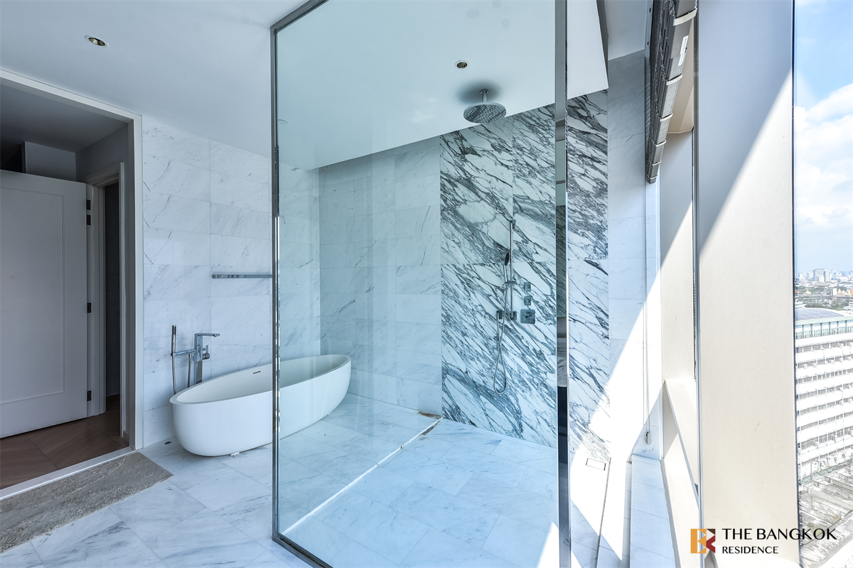 picture Four Seasons Private Residences  Luxuriously Elevated Unit - 9/10