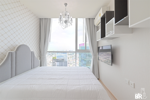 Noble Revolve Ratchada 2 near MRT Cultural Center of Thailand Station Location Near Employment, Surrounded by Lifestyles