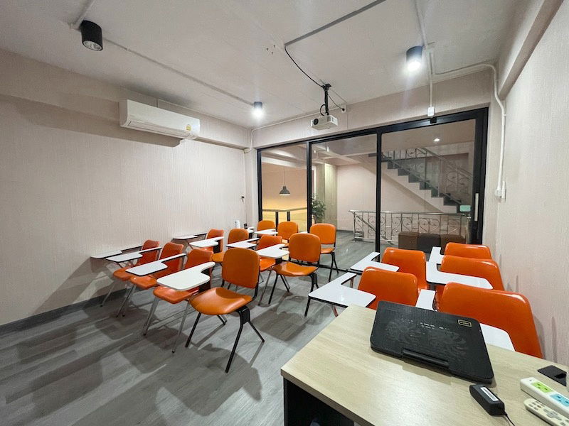 รูป ขายด่วน บ้านเดี่ยว 3 ชั้น ตกแต่งสไตล์โมเดิร์นกว่า 5 ล้านบาท ทำเลทอง อยู่ตรงข้ามห้างเซ็นทรัล ชลบุรี - รูปที่ 9/17