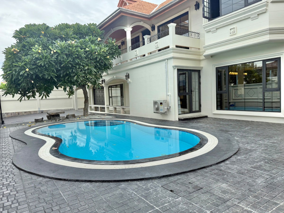 picture For Sale One of a kind Pool Villa Pattaya - 1/36