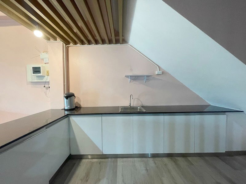 รูป ขายด่วน บ้านเดี่ยว 3 ชั้น ตกแต่งสไตล์โมเดิร์นกว่า 5 ล้านบาท ทำเลทอง อยู่ตรงข้ามห้างเซ็นทรัล ชลบุรี - รูปที่ 6/17