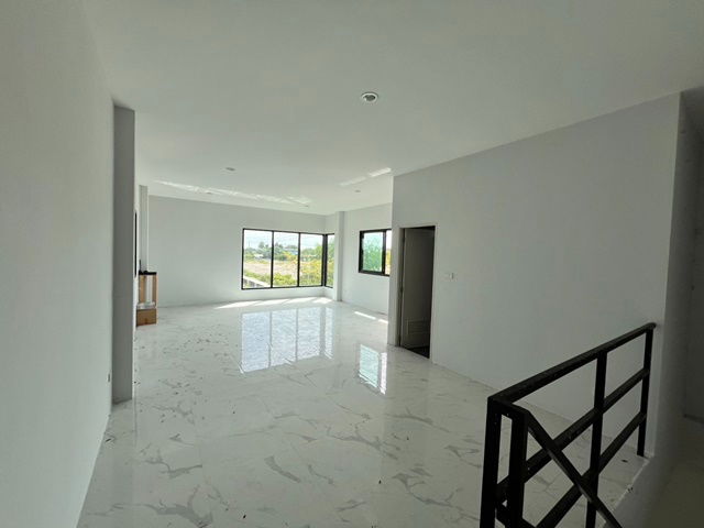 picture PathumThani BangLen Road LatLumKaeo Warehouse ready to use large warehouse with spacious usable area - 4/8