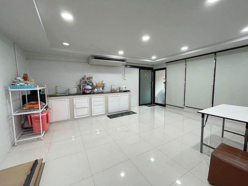 รูป ขายด่วน บ้านเดี่ยว 3 ชั้น ตกแต่งสไตล์โมเดิร์นกว่า 5 ล้านบาท ทำเลทอง อยู่ตรงข้ามห้างเซ็นทรัล ชลบุรี - รูปที่ 8/17