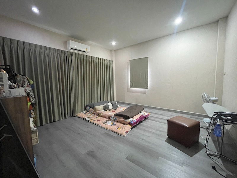 รูป ขายด่วน บ้านเดี่ยว 3 ชั้น ตกแต่งสไตล์โมเดิร์นกว่า 5 ล้านบาท ทำเลทอง อยู่ตรงข้ามห้างเซ็นทรัล ชลบุรี - รูปที่ 13/17