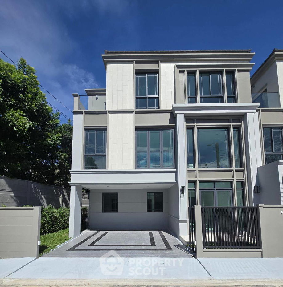 picture 2-BR Townhouse in Suan Luang (ID 2022117) - 1/12