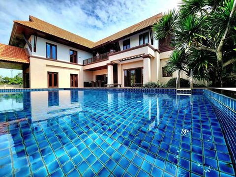Luxury Waterfront Resort-Style Home for Sale, Lat Krabang–Suvarnabhumi Area | 2-Rai Land with Private Pool & Pond | Near Motorway