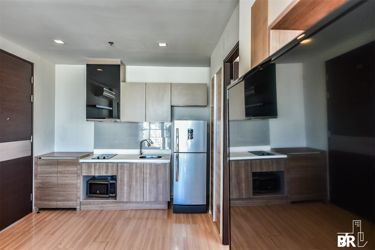 picture Luxuriously Elevated Unit RHYTHM Sathorn near BTS Saphan Taksin - 3/10