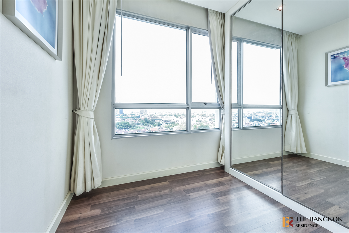 picture The Room Sathorn-Taksin near BTS Phonimit The Privilege of Luxury in an Economic Hub Location - 8/10