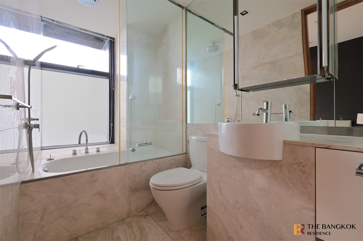 picture The Met Luxury Condo in Central City Location - 9/10