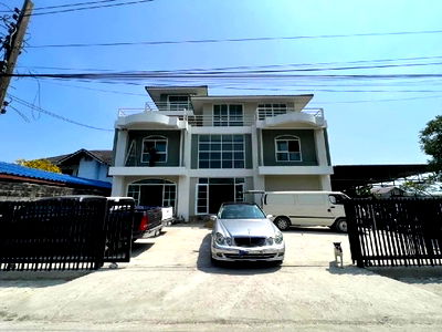 Houses for rent ม.นานาชาติแสตมฟอร์ด : House for rent, building in Pattanakarn area, 4 floors, Pattanakarn Road 97, Prawet District, Bangkok