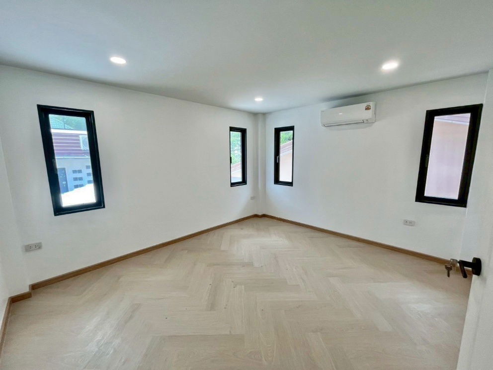 picture Fully renovated two-storey detached house for sale in Soi Pattanakarn 69. Ready to move in. - 11/16