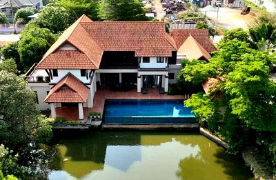 บ้านเดี่ยว ม.อัสสัมชัญ บางนา :  ขายบ้านหรูริมน้ำ สไตล์รีสอร์ท ลาดกระบัง-สุวรรณภูมิ บนพื้นที่ 2 ไร่ ใกล้มอเตอร์เวย์กรุงเทพ-ชลบุรี