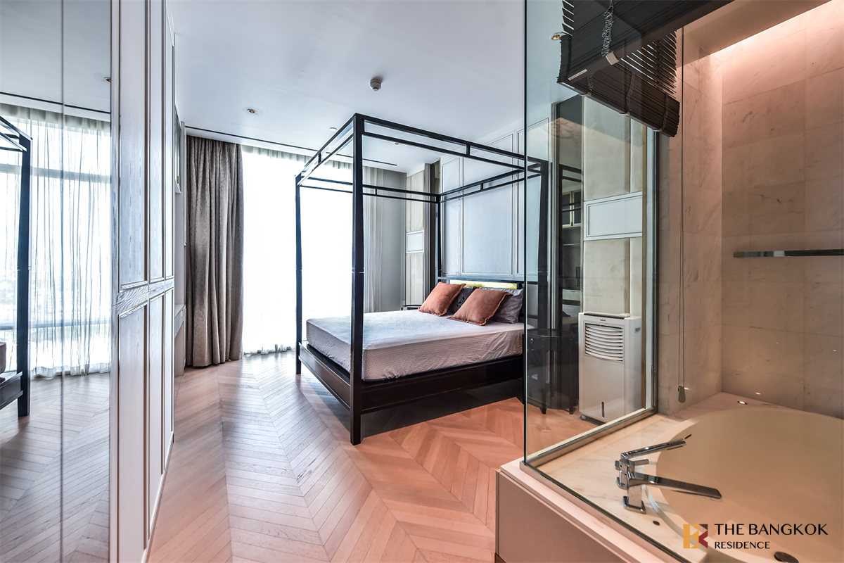picture Four Seasons Private Residences  Luxuriously Elevated Unit - 6/10