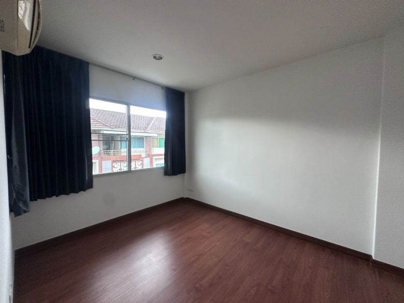 picture Urgent Sale! Townhome at Private Ville Huamark – Hot Price!  - 4/9