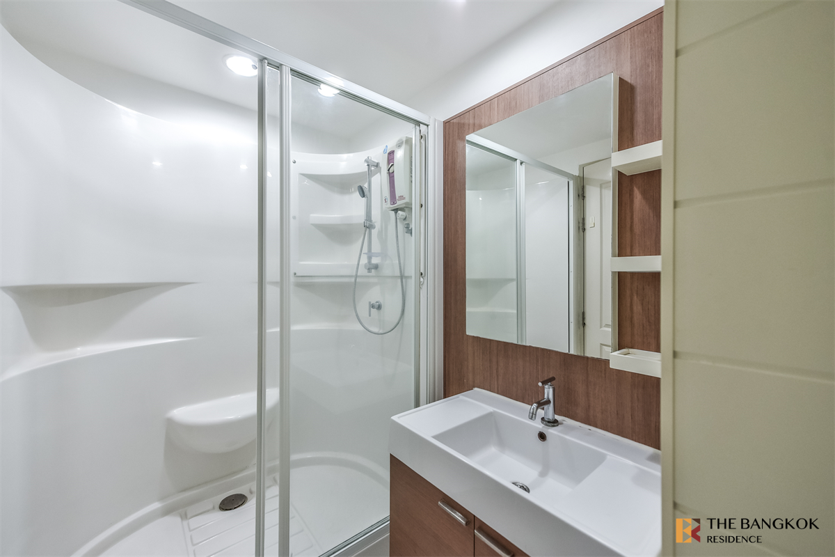 picture Q House Condo Sathorn near BTS Krung Thonburi Ultimate Luxury Lifestyle with Convenience - 1/10