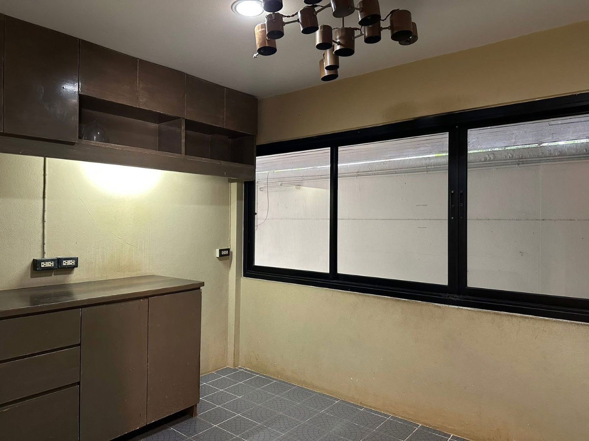 รูป ♦ Prime Location ♦ พื้นที่ให้เช่า ขนาดพื้นที่ใช้สอย 95.00 ตร.ม. | ใกล้ BTS อโศก - รูปที่ 9/17