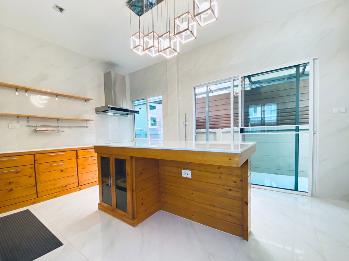 รูป ขายบ้านเดี่ยว สไตล์ Luxury Nordic บางกอกบูเลอวาร์ด พระราม 9 ขนาด 69.3 ตรว.หลังริม สภาพดี ตกแต่งบางส่วน ครัวสวยและกว้างมาก - รูปที่ 13/27