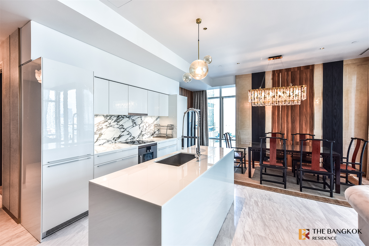 picture Four Seasons Private Residences  Luxuriously Elevated Unit - 4/10