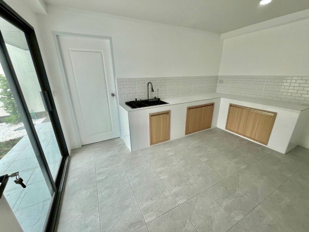 picture Fully renovated two-storey detached house for sale in Soi Pattanakarn 69. Ready to move in. - 15/16