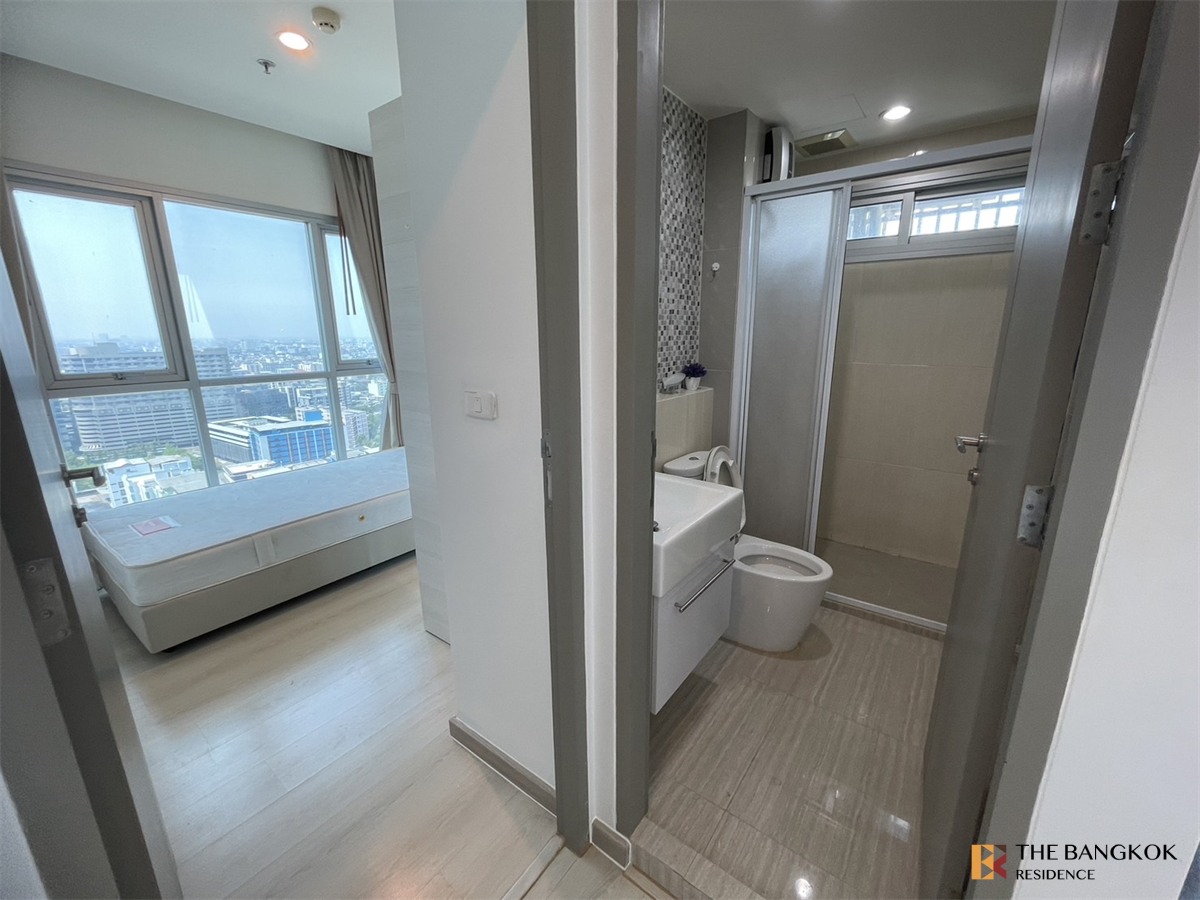 picture Life Ratchadapisek Ultimate Luxury Lifestyle with Convenience near MRT Huai Khwang Station - 4/10