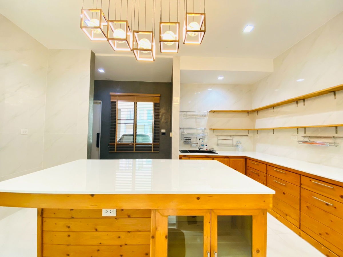 รูป ขายบ้านเดี่ยว สไตล์ Luxury Nordic บางกอกบูเลอวาร์ด พระราม 9 ขนาด 69.3 ตรว.หลังริม สภาพดี ตกแต่งบางส่วน ครัวสวยและกว้างมาก - รูปที่ 14/27