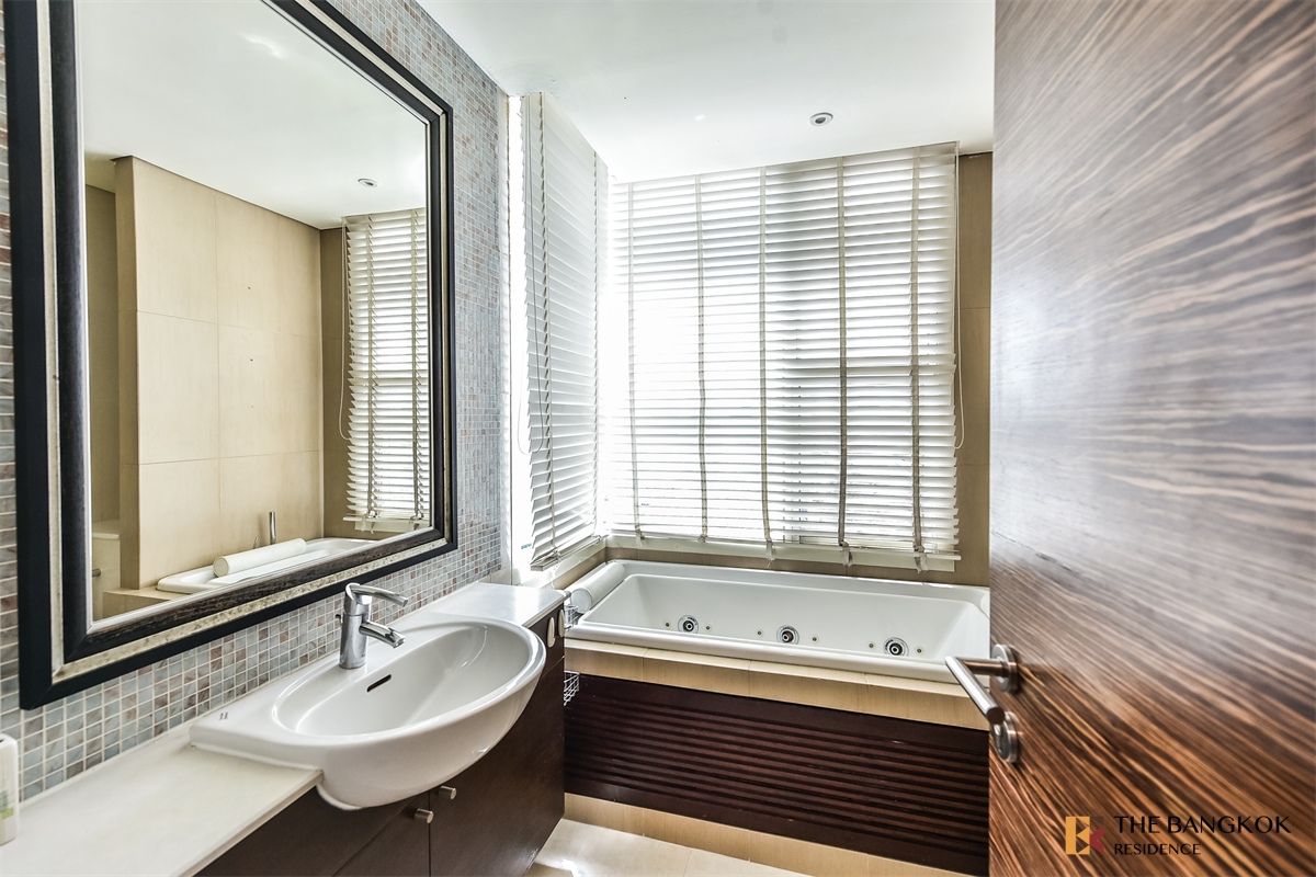 picture The Privilege of Luxury in an Economic Hub Location Watermark Chaophraya River - 3/10