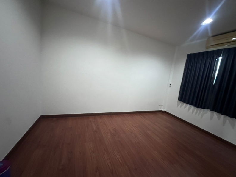 picture Urgent Sale! Townhome at Private Ville Huamark – Hot Price!  - 5/9