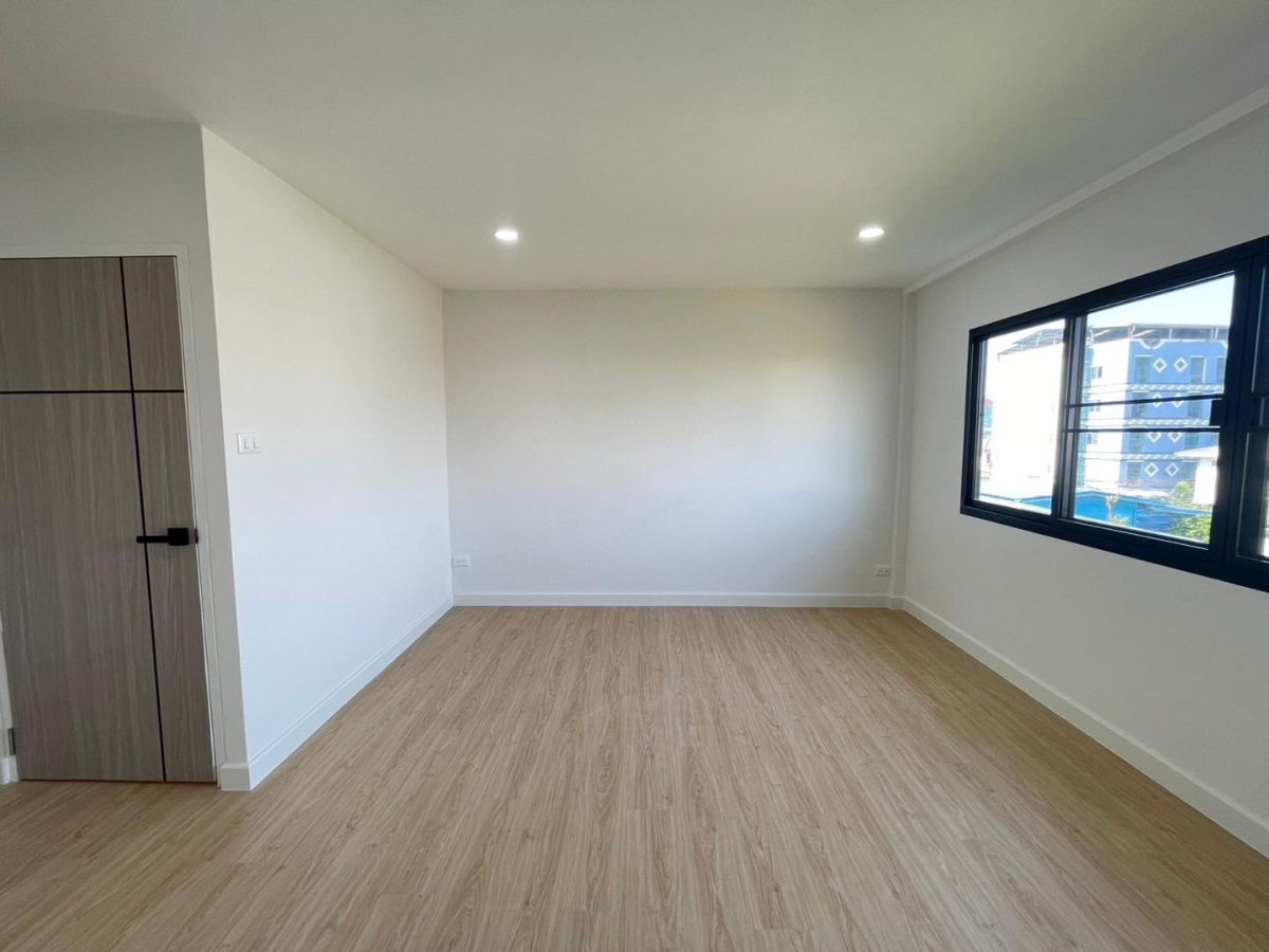 picture [For sale] Townhome, newly decorated, ready to move in! ✨ Good location, near BTS Samakkhi Station - 42/72