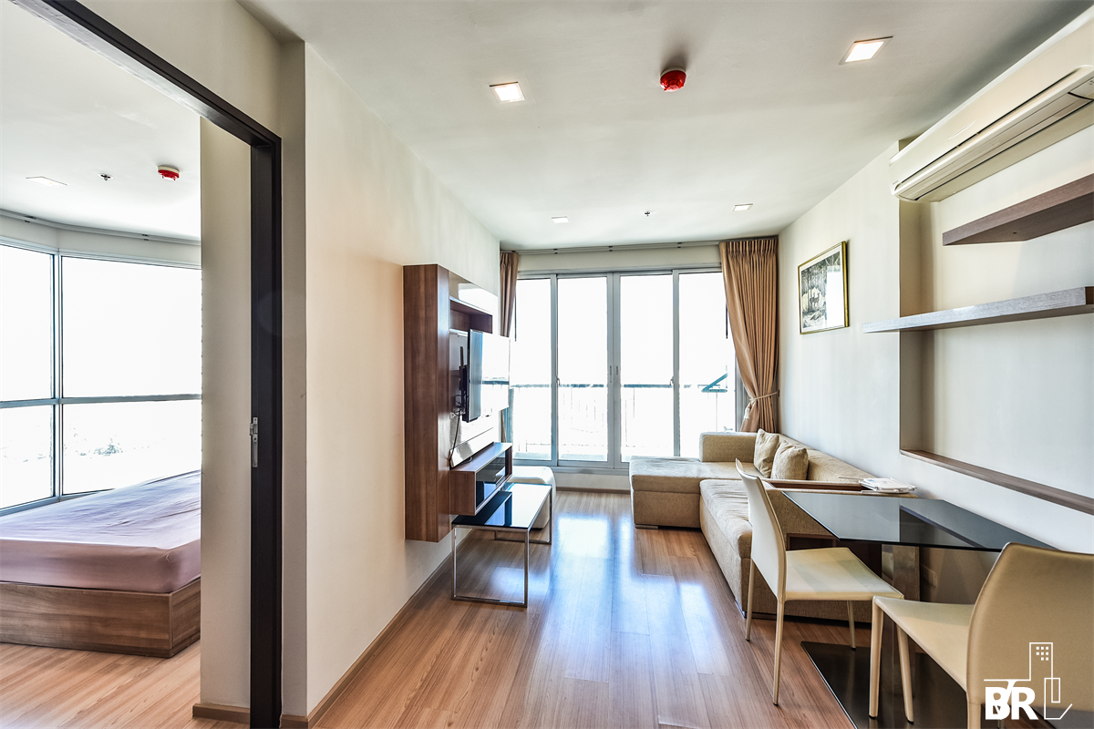 picture Luxuriously Elevated Unit RHYTHM Sathorn near BTS Saphan Taksin - 2/10