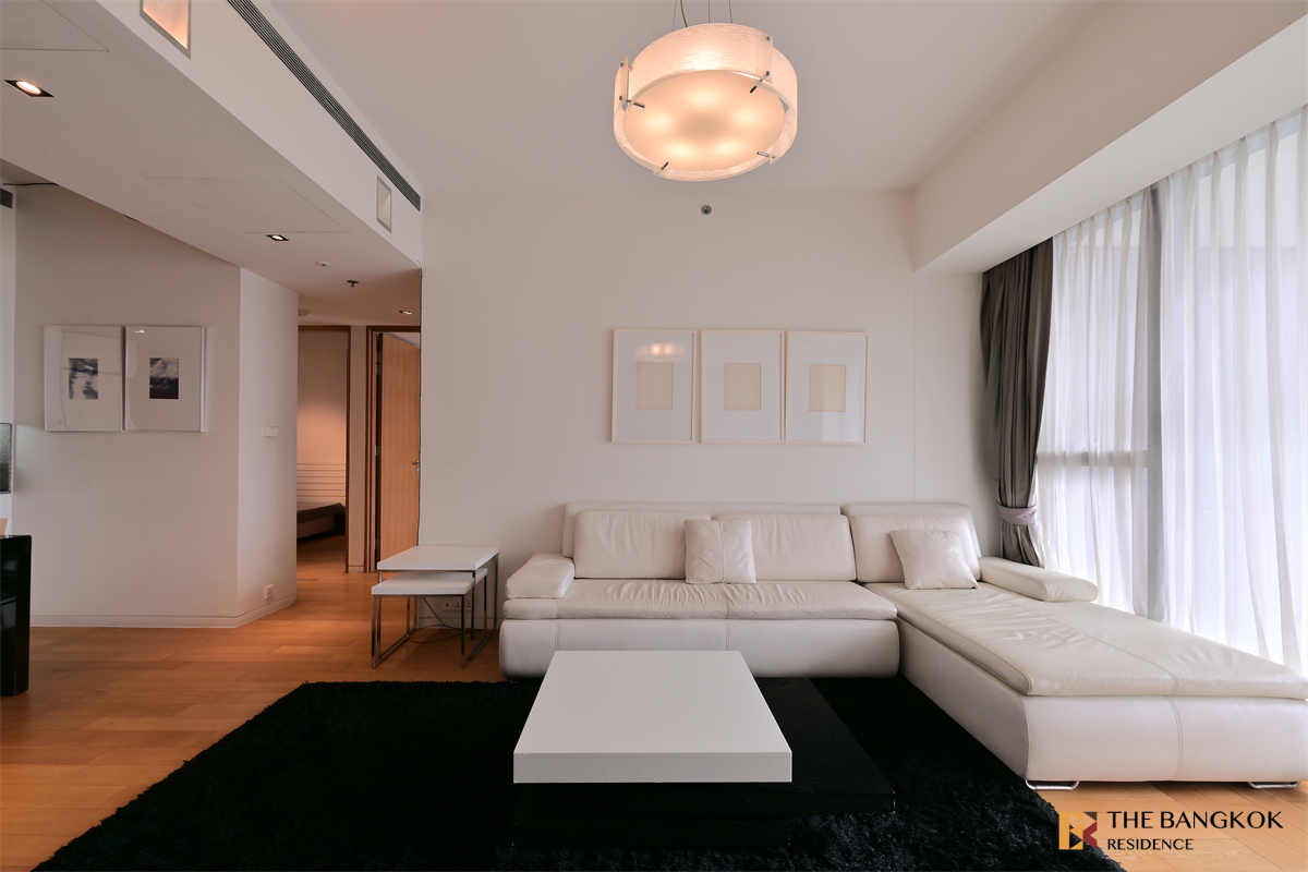 picture The Met Luxury Condo in Central City Location - 6/10