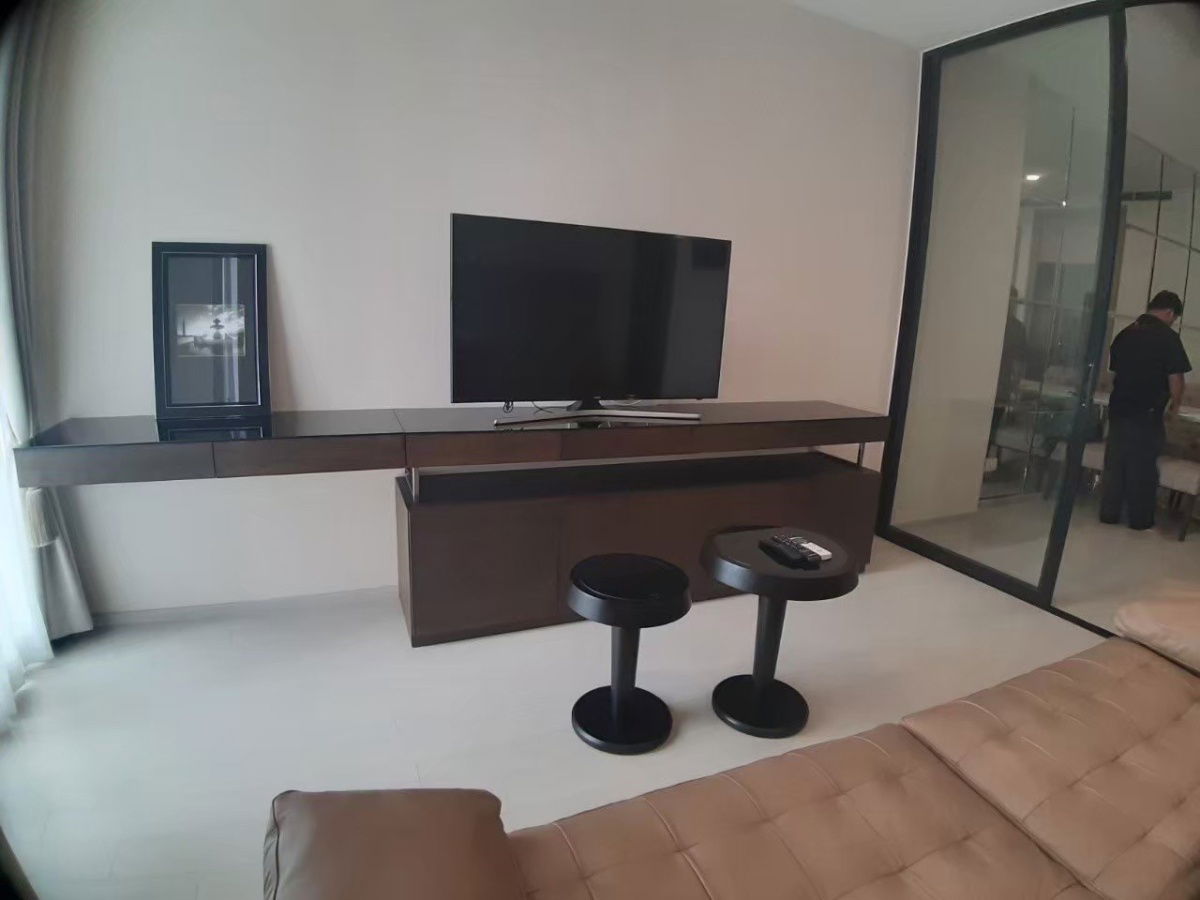 picture ♦ Best Price ♦ Tower B, 10+ Floor, Type A12 | 1 Bedroom, 46.72 sq.m. | Condo skywalk connect to BTS ploenchit and Central Embassy. - 17/18