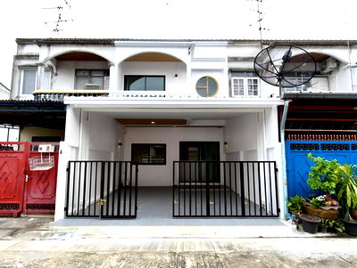 Townhouses for sale วิทยาลัยเทคนิคราชสิทธาราม : Townhouse For Sale Baan Manthien Soi Phetkasem 88/1