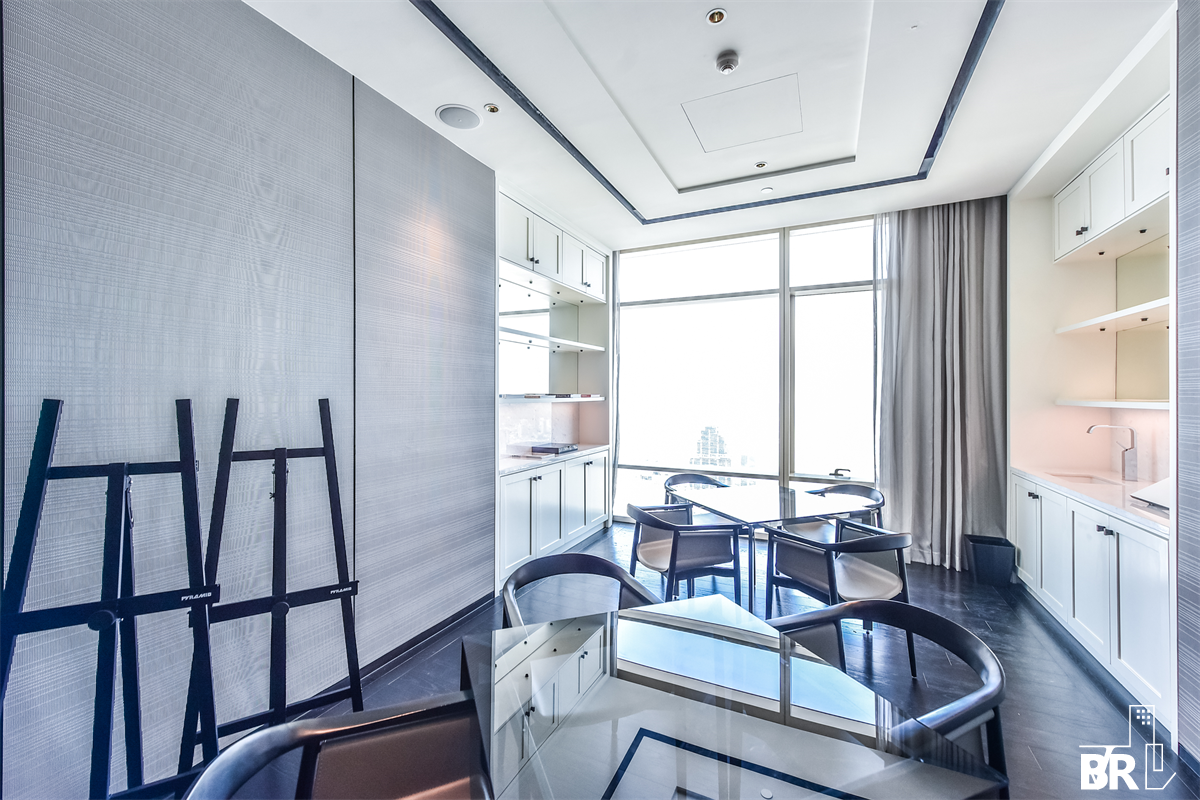 picture Four Seasons Private Residences  Ultimate Luxury Lifestyle with Convenience - 3/9