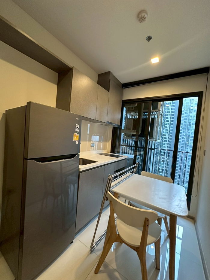 picture Life Asoke Hype condominium is located near the MRT - 4/7