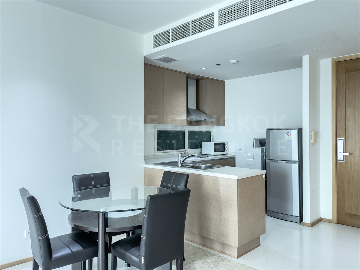 picture The Empire Place Luxuriously Elevated Unit - 4/10