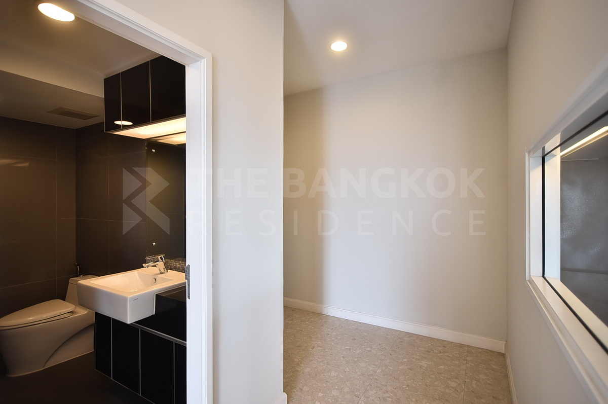picture Luxurious Design, Elevated Atmosphere The Crest Sukhumvit 34 near BTS Thong Lo - 1/10