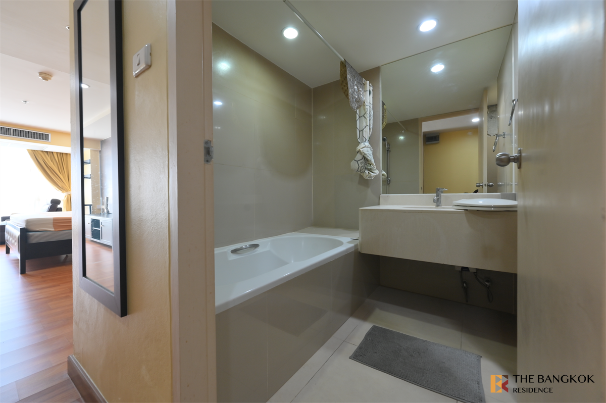 picture Luxuriously Elevated Unit The Trendy Condominium near BTS Asok - 9/10