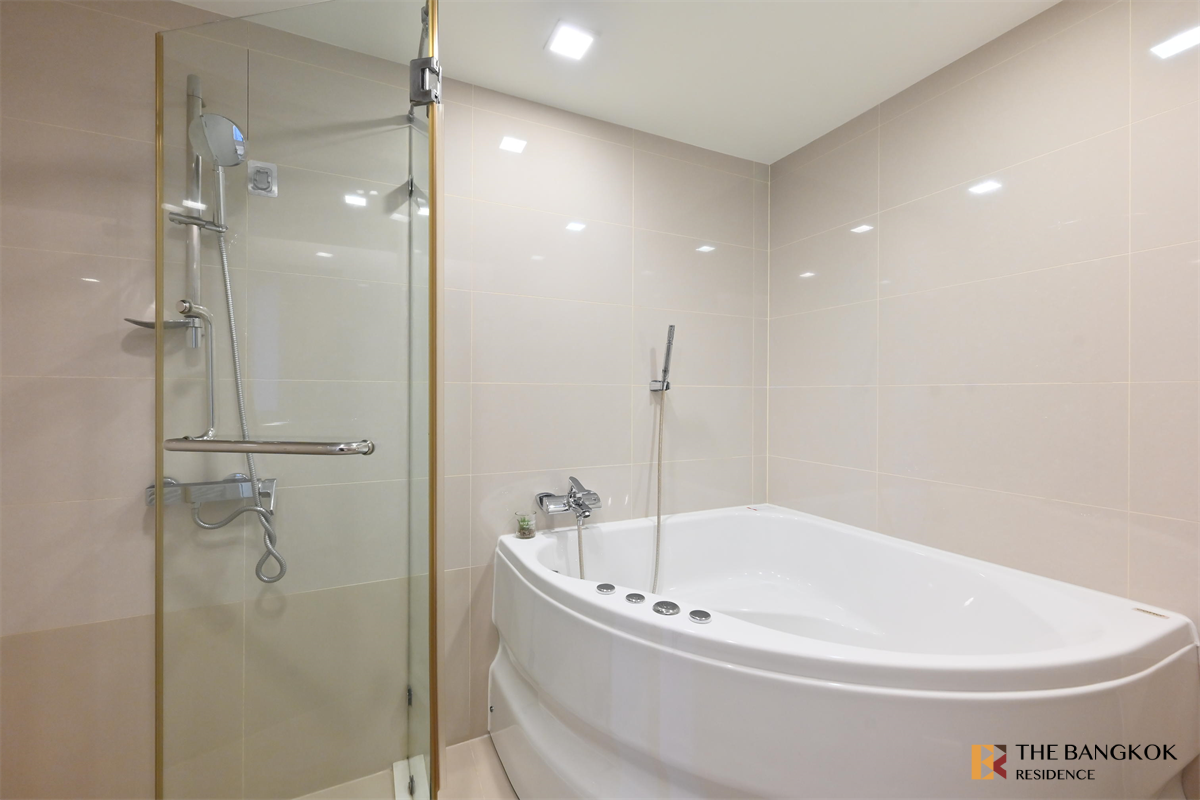 picture Focus Ploenchit Ultimate Luxury Condo in Business District near BTS Nana - 6/10